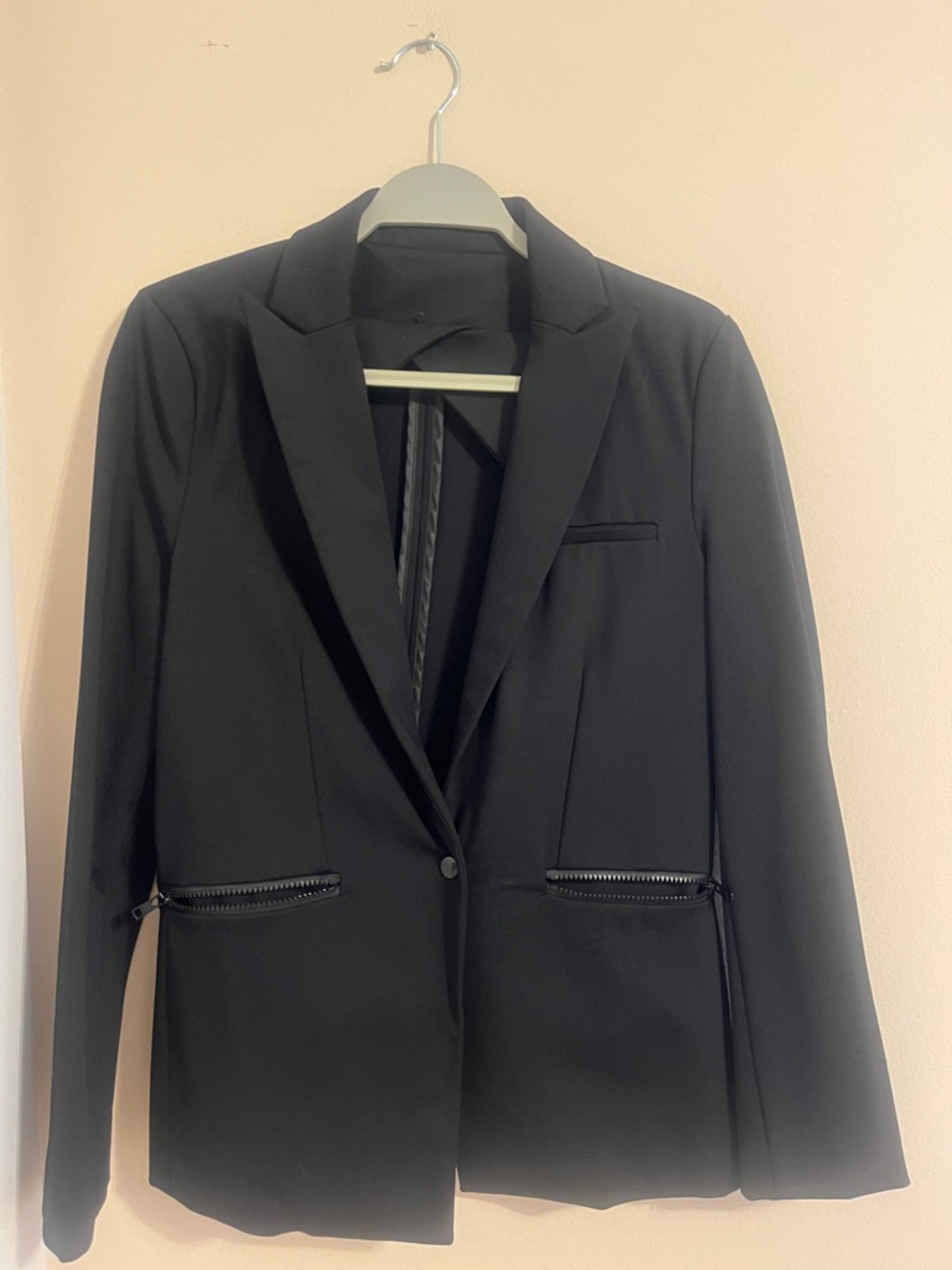 Evereve Black Single-Button Blazer with Zip Pockets